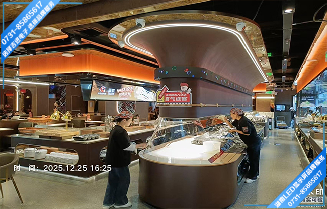 株洲天元區萬達廣場商用曲面硅膠軟模型LED顯示屏.jpg
